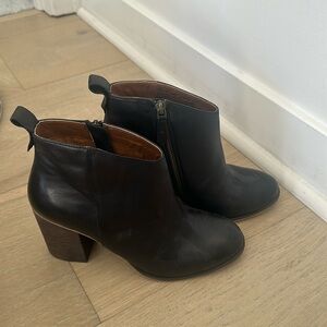 Black leather heeled bootie